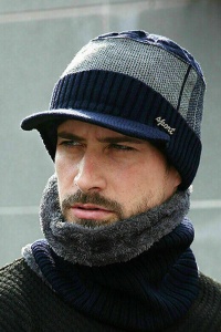 Set doua piese, caciula tip sapca pentru barbati cu imprimeu texturat si cozoroc curbat, fular asortat, captuseala pufoasa si calduroasa, model sport style, marime universala, albastru navy - Img 2