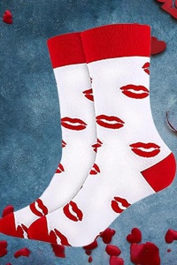 Soseste cute, model peste glezna, cu imprimeu grafic buze, tematica love socks, marime 36-42, unisex, albe cu rosu - Img 2