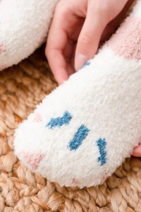 Sosete dama, model pufos si calduros cu imprimeu labuta de pisica, tematica funny cat, marime 38 – 42, maro - Img 2