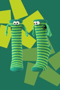 Sosete haioase, model vesel accesorizat cu manute cu magnet si ochisori, imprimeu norocos trifoi cu patru foi, tematica let's be friends, unisex, marime 36-42, verde deschis cu verde - Img 2