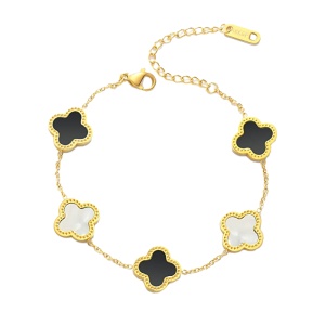 Bratara dama, model norocos, trifoi cu 4 foi, aurie, reglabila, cu accesorii negre si albe
