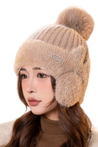Caciula dama, model calduros cu pom pom, prelungire tip acoperitori pentru urechi, accesorizata cu urechiuse, tematica cat style, marime universala, maro