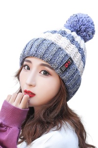 Caciula dama, model calduros cu pom pom, tematica cozy lady, marime universala, albastra