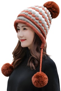 Caciula dama, model cu pom pom si ciucurei lungi, decupaj la spate pentru par, captuseala calduroasa, tematica feel the winter, marime universala, maro