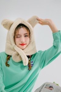 Caciula dama, model cu urechiuse si prelungire tip fular, calduroasa, tematica little naughty bear, marime universala, maro deschis - Img 2