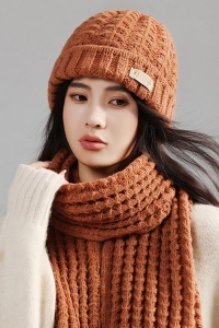 Caciula dama, set doua piese, model clasic minimalist, fular tip esarfa asortat, tematica warm and cozy winter, marime universala, maro - Img 3