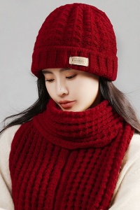 Caciula dama, set doua piese, model clasic minimalist, fular tip esarfa asortat, tematica warm and cozy winter, marime universala, visiniu - Img 4