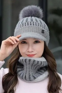 Caciula dama, set doua piese, model cu cozoroc si pom pom, fular calduros asortat, tematica casual style, marime universala, gri - Img 2