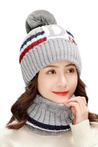 Caciula dama, set doua piese, model cu pom pom si fular calduros asortat, tematica cozy life, marime universala, gri