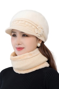 Caciula dama, set doua piese, model elegant pufos cu cozoroc si accesorizat cu fundita si fular tip guler asortat, captuseala calduroasa, tematica elegant winter flowers, marime universala, bej