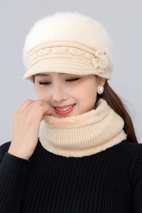 Caciula dama, set doua piese, model elegant pufos cu cozoroc si accesorizat cu fundita si fular tip guler asortat, captuseala calduroasa, tematica elegant winter flowers, marime universala, bej - Img 2