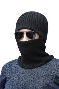 Caciula de barbati, model cagula decupata la fata, cu prelungire la gat protectie tip fular, captuseala moale si pufoasa, marime universala, neagra