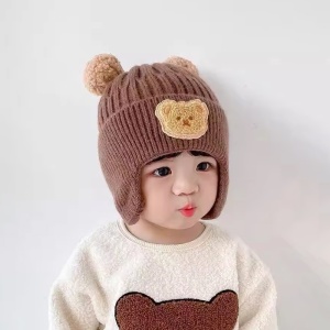 Caciula pentru copii, model cu pom pom si acoperitori pentru urechi, accesorizata cu un ursulet simpatic, tematica little funny bear, 2 - 6 ani, maro - Img 3