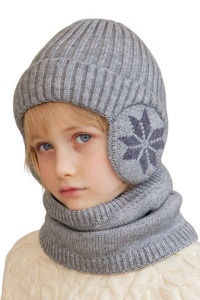 Caciula pentru copii, set doua piese, model cu acoperitori pentru urechi, fular asortat, tematica happy winter, 3 - 9 ani, gri deschis