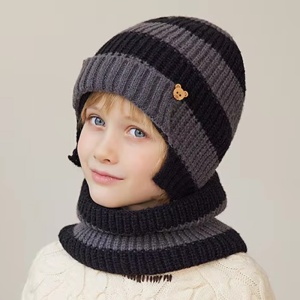 Caciula pentru copii, set doua piese, model cu prelungire peste urechi, accesorii delicate, fular asortat, tematica little funny guy, 3 - 9 ani, gri cu negru - Img 4