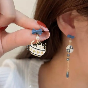 Cercei dama, model cu pisica norocoasa, accesorizati cu cristale din sticla si fundite, tematica lucky cat, negri cu alb - Img 3
