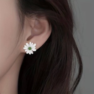 Cercei dama, model delicat cu flori de primavara, tematica beautiful flower, verde cu alb - Img 2