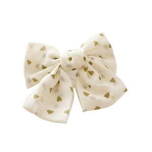 Clama de par, model accesorizat cu funda supradimensionata, imprimeu inimioare delicate, alba