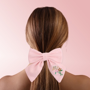 Clama de par, model school memories accesorizat cu funda supradimensionata, detaliu brodat cu elemente delicate florale, roz deschis - Img 2