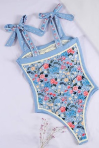 Costum de baie dama, o piesa, model floral delicat, prindere cu bretele late pe umeri albastru - Img 4