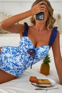 Costum de baie, o piesa, model elegant, detaliu cute la decolteu, bretele cu volanas si chilot decupaj clasic, tematica fashion summer albastru - Img 4