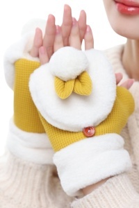 Manusi dama si adolescente, model cu degete dezgolite, capac prindere cu nasturel, accesorizate cu urechiuse si codita de iepuras, tematica winter bunny, marime universala, mustar
