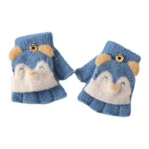 Manusi pentru copii, model cu degetele descoperite si capac decapotabil prindere cu nasture, manseta elastica, accesorizate cu puisor vesel, tematica happy winter, marime 1 – 5 ani, albastre