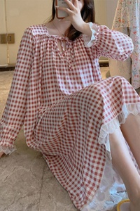 Pijama dama tip camasa de noapte, model cu detalii delicate la maneci, inchidere reglabila la decolteu cu snur, tematica nopti confortabile, rosu inchis cu alb - Img 4