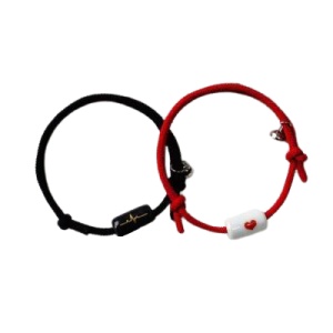 Set bratari cuplu cu magnet, tip sfoara, pandantiv inscriptionat, negre si rosii,
