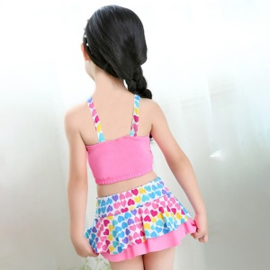 Set costum de baie pentru fetite, 3 piese, top tip bustiera, pantaloni scurti tip fustita si casca asortata, model chic elegant, imprimeu inimioare vesele, roz - Img 2