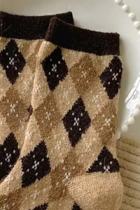 Sosete dama, model calduros cu imprimeu grafic, tematica fashion winter, marime 38 – 42, coffee - Img 3