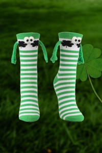 Sosete haioase, model vesel accesorizat cu manute cu magnet si ochisori, imprimeu norocos trifoi cu patru foi, tematica let's be friends, unisex, marime 36-42, verde deschis cu alb - Img 2