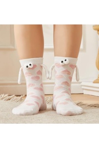 Sosete haioase, model vesel accesorizat cu manute cu magnet si ochisori, imprimeu cu inimioare, tematica crazy couple love, unisex, marime 36-42, albe cu roz - Img 3