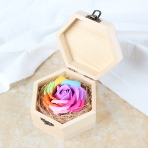 Trandafir multicolor din sapun lucrat manual ambalat in cutie de lemn, RRI - Img 2