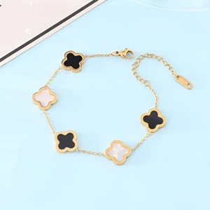 Bratara dama, model norocos, trifoi cu 4 foi, aurie, reglabila, cu accesorii negre si albe - Img 2