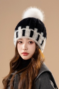 Caciula dama, model calduros cu pom pom, tematica winter season, marime universala, neagra - Img 3
