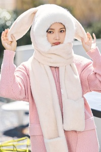 Caciula dama, model cu urechiuse de iepuras, prelungire fular calduros si spatiu pentru maini tip manusi, tematica cute little bunny, marime universala, bej - Img 4