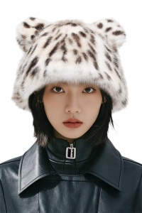 Caciula dama, model cu urechiuse, imprimeu animal print, tematica wild winter, marime universala, bej