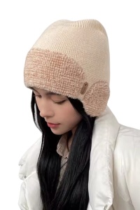 Caciula dama, model minimalist cu protectie pentru urechi, calduroasa, tematica clasic warm style, marime universala, bej