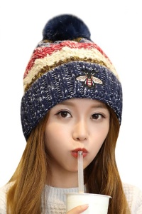 Caciula dama, model pom pom cu albinuta, captuseala calduroasa, tematica fashion bee winter, marime universala, albastra