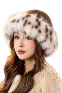 Caciula dama, model pufos cu bordura, imprimeu animal print, tematica fluffy winter, marime universala, maro