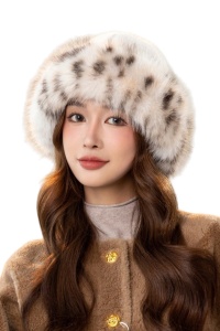 Caciula dama, model pufos cu bordura, imprimeu animal print, tematica fluffy winter, marime universala, alba