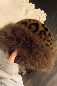 Caciula dama, model voluminos indraznet, imprimeu animal print, tematica cozy and warm, marime universala, maro - Img 4