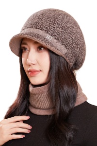 Caciula dama, set doua piese, model chic cu fular tip guler asortat, tematica cool winter, marime universala, maro