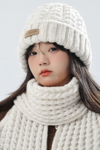 Caciula dama, set doua piese, model clasic minimalist, fular tip esarfa asortat, tematica warm and cozy winter, marime universala, alb - Img 2