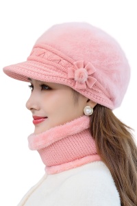 Caciula dama, set doua piese, model elegant pufos cu cozoroc si accesorizat cu fundita si fular tip guler asortat, captuseala calduroasa, tematica elegant winter flowers, marime universala, roz lila