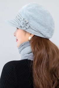 Caciula dama, set doua piese, model elegant pufos cu cozoroc si accesorizat cu fundita si fular tip guler asortat, captuseala calduroasa, tematica elegant winter flowers, marime universala, gri - Img 3