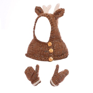 Caciula pentru copii, set doua piese, model calduros si voluminos cu prelungire pe umeri, accesorizat cu nasturi si urechiuse, manusi asortate, tematica happy forest deer, 4 – 8 ani, maro