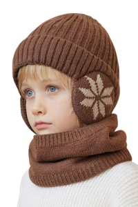 Caciula pentru copii, set doua piese, model cu acoperitori pentru urechi, fular asortat, tematica happy winter, 3 - 9 ani, maro inchis