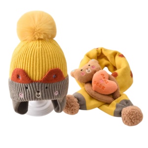 Caciula pentru copii, set doua piese, model foarte haios si vesel cu pompom si fular asortat, tematica bucuria copilariei, 1 - 6 ani, galben
